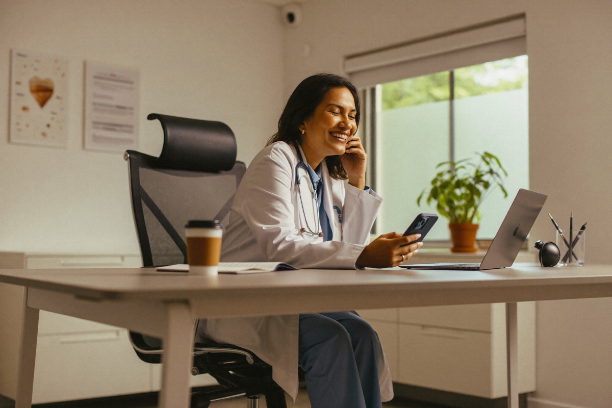 Profesional de salud organizando su consulta desde el celular en su consultorio